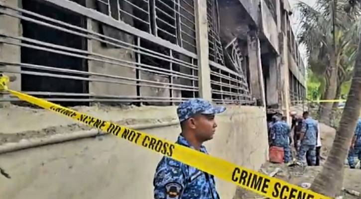 চাল ভেঙে আমার ঘরের মধ্যে পড়েন পাইলট: শিক্ষক নাসিরউদ্দিন